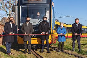 Die VBK-Geschäftsführer zusammen mit dem Oberbürgermeister Dr. Frank Mentrup bei dem symbolischen Durchschneiden eines roten Bandes für dei Eröffnung der Verlängerung der Tramlinie 2 nach Knielingen.