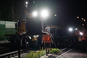 Mitarbeiter der Deutschen Bahn bei nächtlichen Arbeiten im Gleisbereich