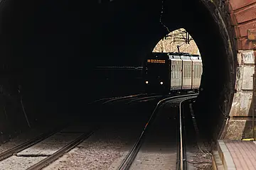AVG-Stadtbahn in Richtung Wörth fährt durch einen Tunnel.