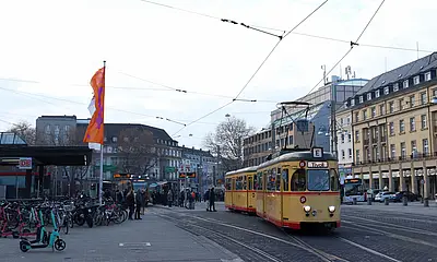Historische Tram steht am Karlsruher Hauptbahnhof.