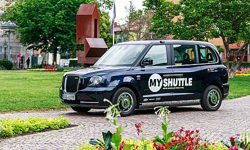 Elektrisches London-Taxi in Ettlingen mit der Aufschrift KVV.MyShuttle