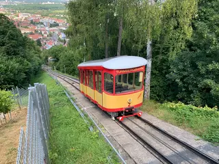 Leere rot-gelbe Turmbergbahn (Seilbahn) bei der Talfahrt.