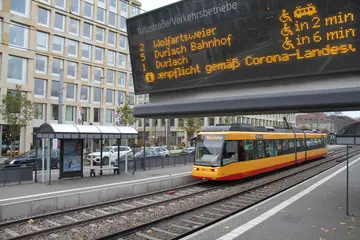 Die Tram-Linie 5 fährt die Haltestelle Tullastraße an. 