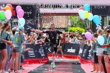 Ein Sportler überquert die Ziellinie beim Triathlon
