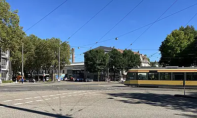Eine Trambahn überquert den Kreuzungsbereich am "Stachus" in Durlach.