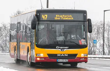 Ein Bus der VBK-Linie 47 auf der Karlsruher Südtangente.