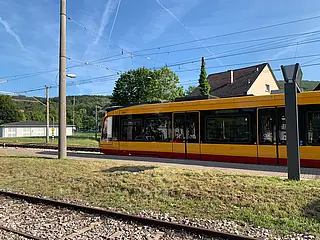 Seitliche Ansicht einer AVG-Stadtbahn