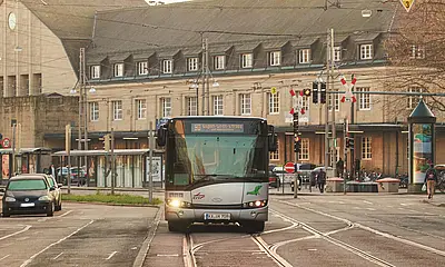 Ein Bus der Linie 50 fährt vom Karlsruher Hauptbahnhof in Richtung Oberreut. 