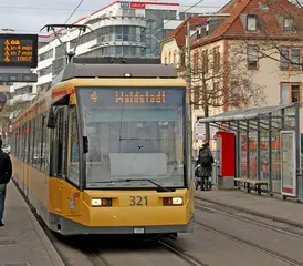 Eine Bahn der VBK-Tramlinie 4 fährt in Richtung Waldstadt