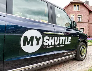 Der Bildausschnitt zeigt die Tür eines KVV.MyShuttle-Fahrzeuges