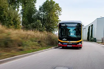 VBK-Bus fährt auf der Straße.