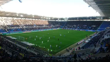 Das Stadion des Karlsruher SC mit Blick auf das Spielfeld und einer Spielszene aus der Partie KSC-Elversberg.