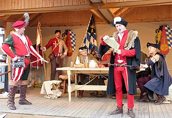 Darsteller einer Mittelalter-Gruppe beim Peter-und-Paul-Fest in Bretten