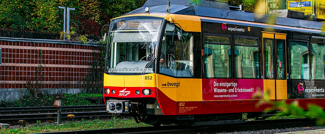 Eine AVG-Stadtbahn in Grötzingen. 