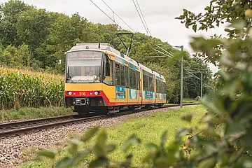 AVG-Stadtbahn der Linie S32 fährt auf der Strecke.