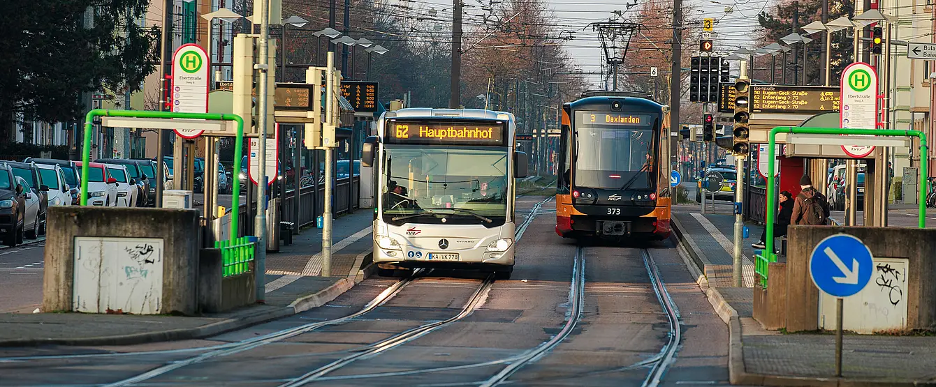 Bus und Tram fahren in der Innenstadt.