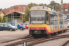 Eine AVG-Stadtbahn der Linie S32