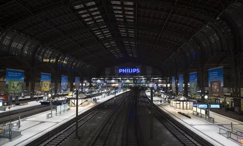 Leere Bahnsteige und Gleise im Hamburger Hauptbahnhof während eines GDL-Streiks