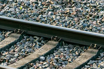 Eisenbahnschienen und-schwellen auf einem geschotterten Streckenabschnitt