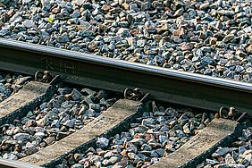 Ein Bahngleis mit Schienen, Gleisschwellen und Schottersteine
