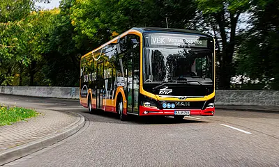 VBK-Bus fährt auf der Straße.