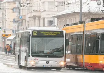 Ein Bus der Linie 62. Daneben ist eine Straßenbahn zu sehen.