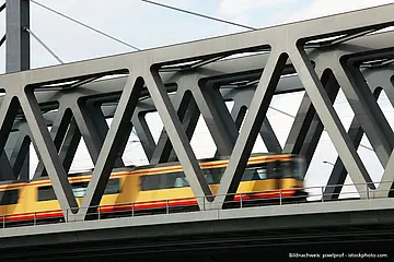 Eine Bahn der AVG-Linie S5 fährt über die Rheinbrücke. 