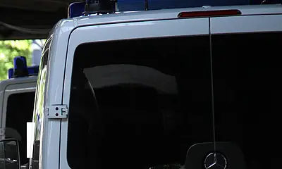 Das Symbolfoto zeigt ein Einsatzfahrzeug der Polizei