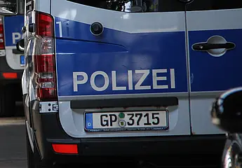 Das Symbolfoto zeigt ein Einsatzfahrzeug der Polizei