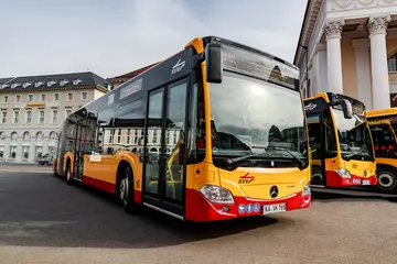 Linienbusse de Verkehrsbetriebe Karlsruhe stehen auf dem Karlsruher Marktplatz.