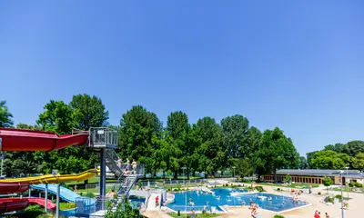 Das Foto zeigt das Rheinstrandbad in Rappenwört mit Schwimmbecken und Wasserrutsche.