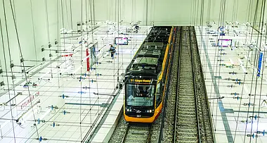 Eine Bahn fährt durch den Stadtbahntunnel. 