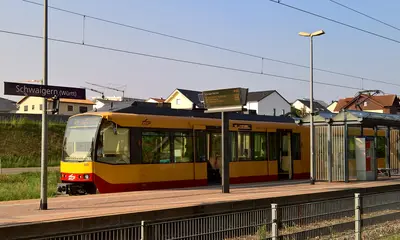 Eine Stadtbahn der AVG hält am Bahnsteig in Schwaigern.