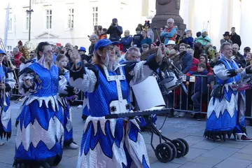 Das Symbolfoto zeigt eine Fastnachtsgruppe beim großen Umzug in der Karlsruher Innenstadt
