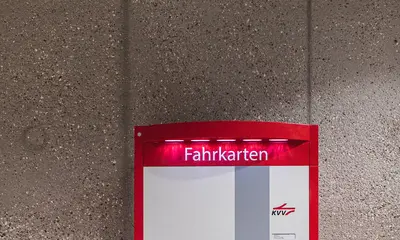 Ein Fahrkartenautomat auf der Zwischenebene im Karlsruher Stadtbahntunnel