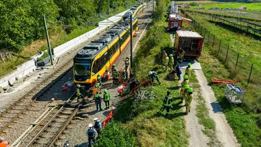 Drohenaufnahme von der Notfall-Übung bei Schwaigern. Die zwei Bahnen stehen zur Simulation des Zugunglücks nebeneinander. Einsatzkräfte von Feuerwehr, Sanitätsdeinsten und der Polizei führen verschiedene Rettungs- und Sicherungsmaßnahmen im Gleisbereich durch.