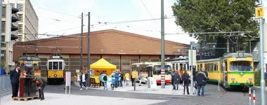 Ausgestellte Museumsbahnen an der Ostseite des Historischen Depots.