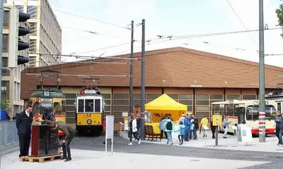 Ausgestellte Museumsbahnen an der Ostseite des Historischen Depots.