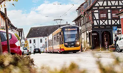 Die Stadtbahn S1 fährt durch ein Städtchen Richtung Hochstetten.