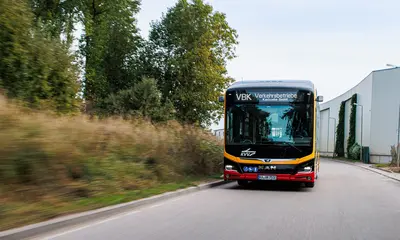 Ein elektrischer Linienbus fährt auf einer Straße