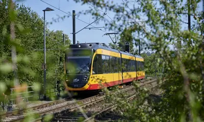 Eine AVG-Stadtbahn auf einem Streckenabschnitt bei Heilbronn