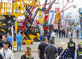Außengelände der Fachmesse "Platformers' Days" mit ausgestellten Hebebühnen