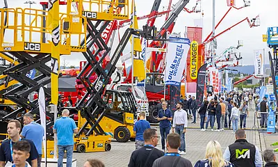 Außengelände der Fachmesse "Platformers' Days" mit ausgestellten Hebebühnen