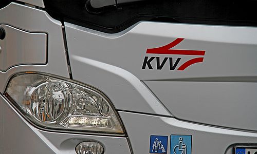 Silberfarbenen Frontpartie und Scheinwerfer eines Busses mit KVV-Logo