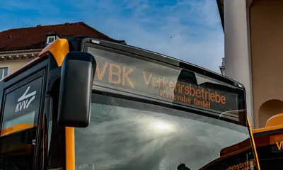Zielfilmanzeiger an einem Bus der Verkehrsbetriebe Karlsruhe