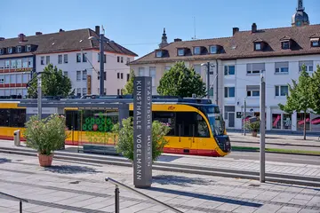 Das Foto zeigt eine AVG-Stadtbahn in der Heilbronner Innenstadt.