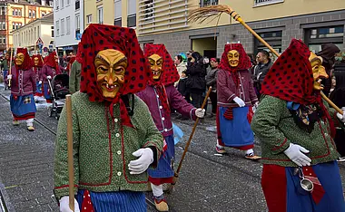 Maskierte Menschen auf dem Faschingsumzug in Durlach.