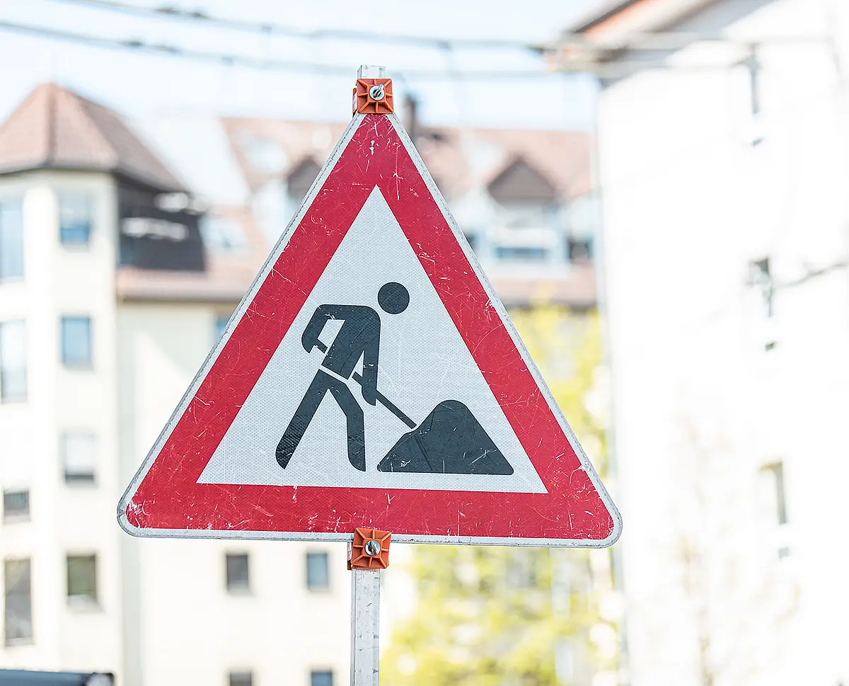 Ein dreieckiges Verkehrsschild, das auf eine Baustelle hinweist