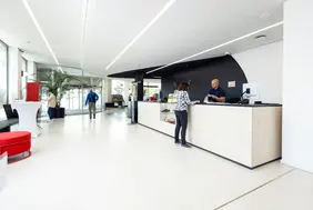 Das Foto zeigt das Erdgeschoss des Kundeninformationszentrums KIZ des KVV in der Durlacher Allee 71.