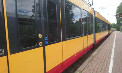 Eine Stadtbahn der AVG hält am Bahnsteig in Sulzfeld